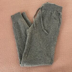 NWOT Quince Women's Gray 100% cashmere jogger style lounge pants